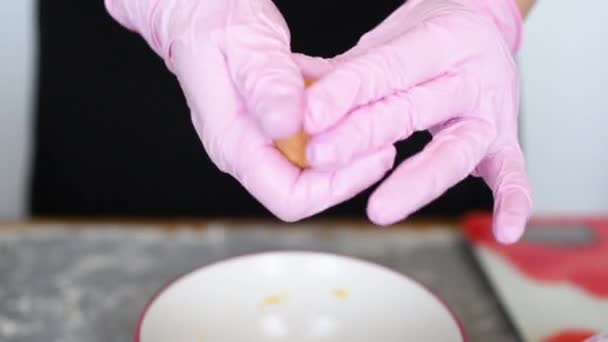 Pastelero Con Guantes Rosados Comparte Una Galleta Postre Proceso Creación — Vídeos de Stock