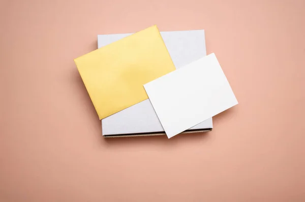 Envelope Con Una Hoja Blanca Para Texto Fondo Claro Vista — Foto de Stock