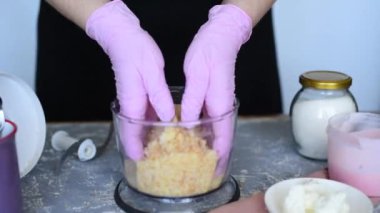 Pembe eldivenli bir pasta şefi tatlı olarak bir bisküvi paylaşır..