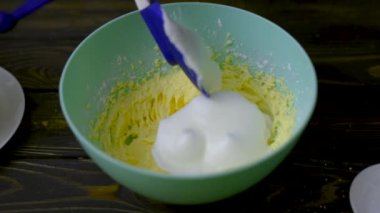 Pasta şefi tatlı yapmak için çırpılmış yumurtayla kırbaçlıyor. Un, tuz, şeker, yumurta, çatal bıçak.
