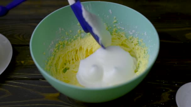 O chef de pastelaria chicotes com um ovo quebrado misturador para fazer a sobremesa. Farinha, sal, açúcar, ovo, utensílios . — Vídeo de Stock