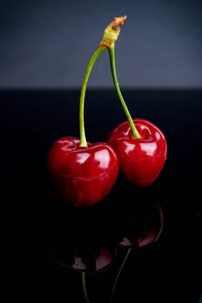 Deux Cerises Rouges Mures Et Savoureuses Sur Fond Noir Decor Tableau Stock Photo