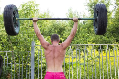 Spor için genç adam giriyor