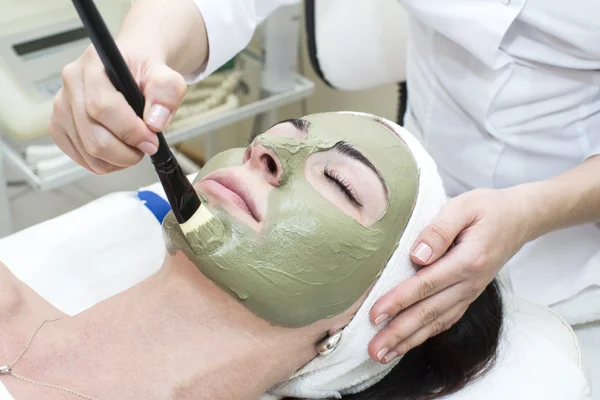 Processo de massagem e tratamentos faciais — Fotografia de Stock