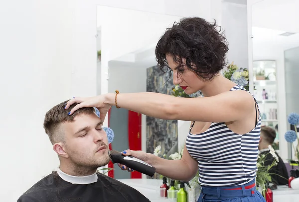 Joven en la peluquería —  Fotos de Stock