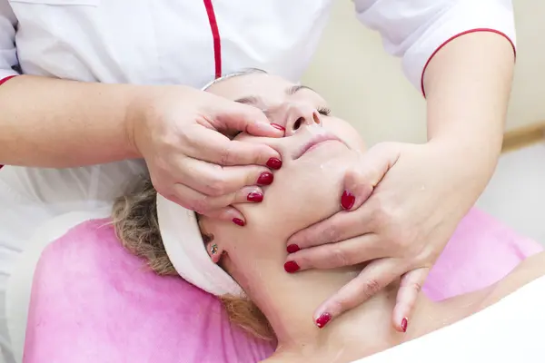Processo Massagem Tratamentos Faciais Salão Beleza — Fotografia de Stock