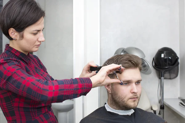 Ung man på frisören — Stockfoto