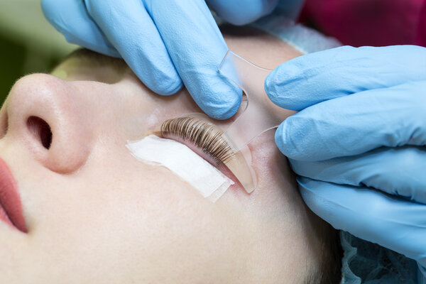 Женщина на процедуре ресничка
,