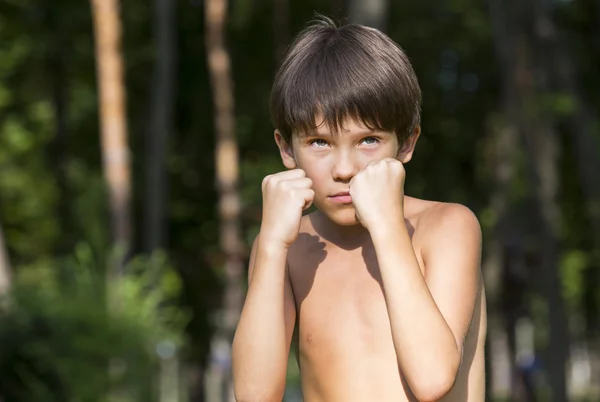 Porträtt av en pojke i naturen som visar — Stockfoto
