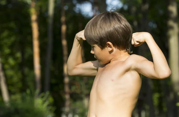 Ritratto di un ragazzo in natura che mostra — Foto Stock