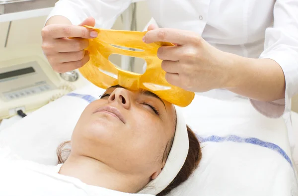 Processo de massagem e tratamentos faciais — Fotografia de Stock