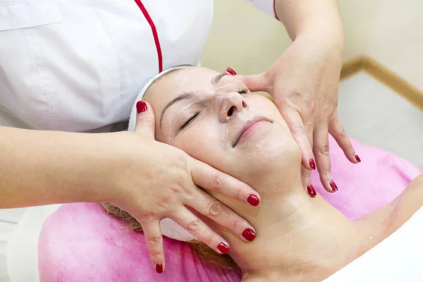 Proceso de masaje y tratamientos faciales — Foto de Stock