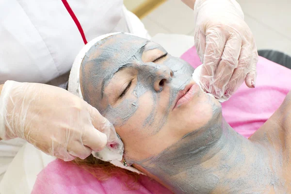 Prozess der Massage und Gesichtsbehandlung — Stockfoto