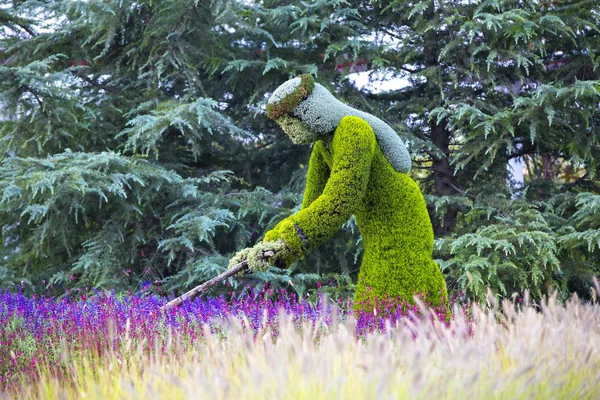 Standbeelden dieren insecten en mens gemaakt van planten en kruiden. — Stockfoto