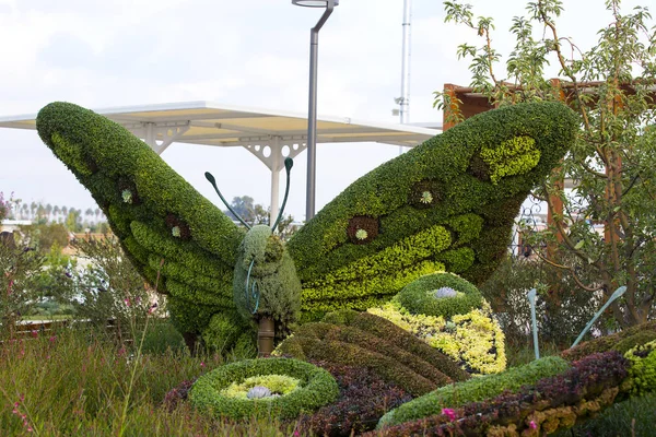 Standbeelden dieren insecten en mens gemaakt van planten en kruiden. — Stockfoto