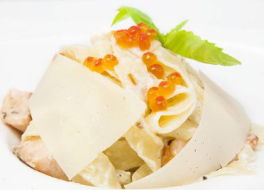 spagetti yumurta ve peynir ile