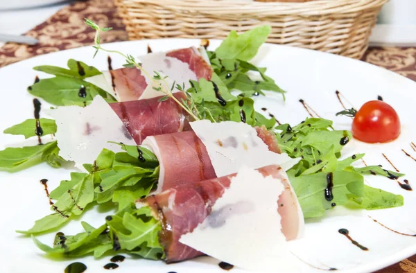 Brötchen mit Fleisch und Gemüse — Stockfoto