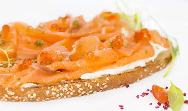 Broodjes met zalm kaviaar — Stockfoto