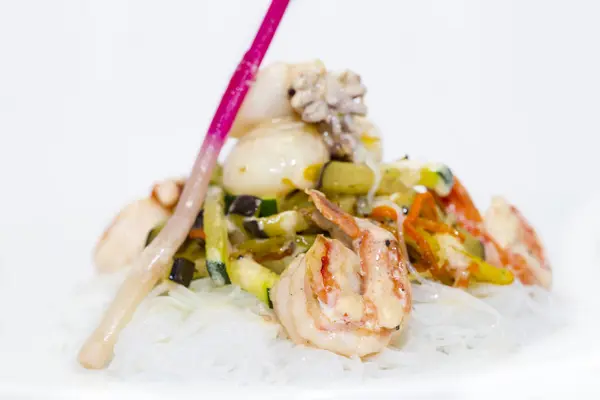 Varm salat av nudler og sjømat – stockfoto