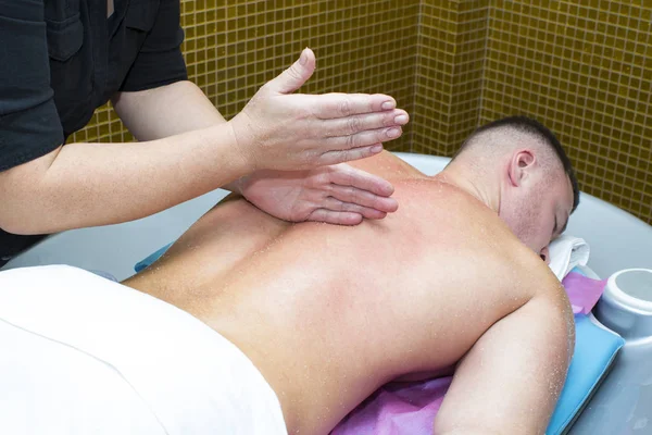 Trattamenti benessere massaggio sportivo — Foto Stock