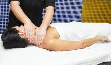 Genç kız masaj yapıyor