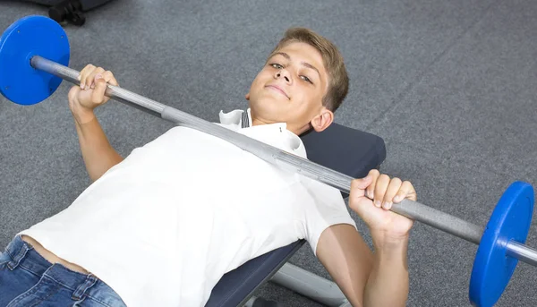 Adolescente enganchado al gimnasio —  Fotos de Stock