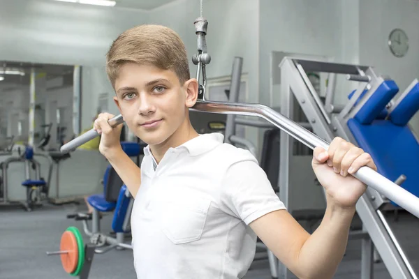 Nastoletni chłopiec zaangażowanych w siłowni — Zdjęcie stockowe