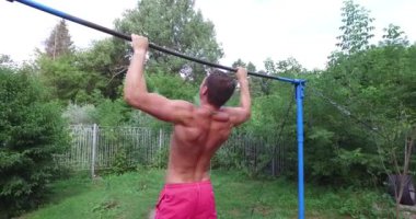 Spor vahşi sokak Bahçesi için genç adam giriyor