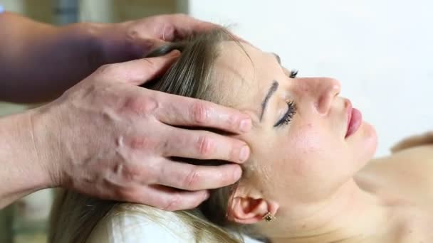 Processen doen massage aan een zwangere vrouw — Stockvideo