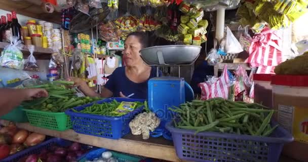 Byn asiatiska marknaden för försäljning av frukt och grönsaker El Nido — Stockvideo