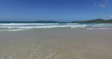 Sahilde deniz dalgaları