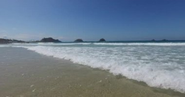 Sahilde deniz dalgaları