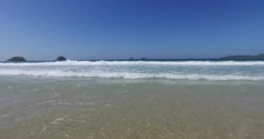 Sahilde deniz dalgaları