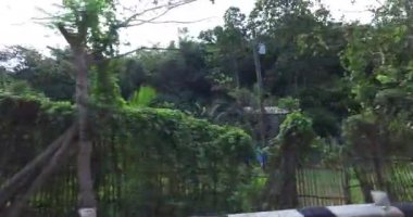 Üç tekerlekli bisiklet köyü yakınlarında yol boyunca seyahat 