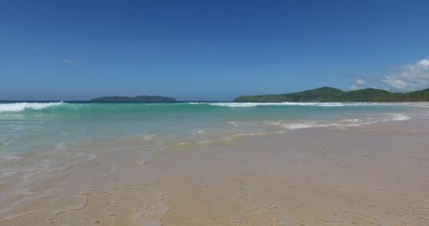 vague de mer sur la plage