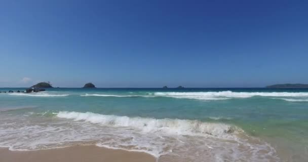Морская волна на пляже — стоковое видео