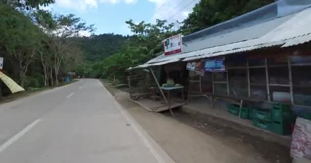 Reise entlang der Straßen in der Nähe des Dorfes Dreirad — Stockvideo