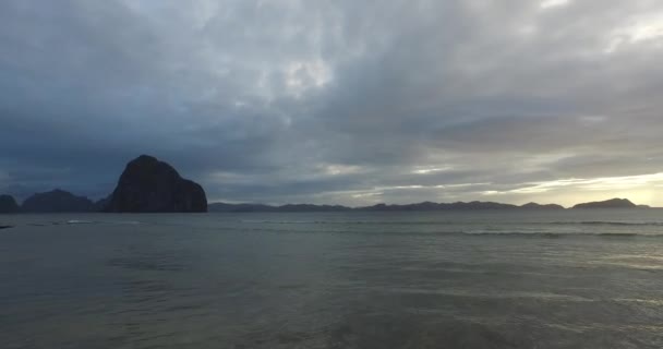 Ola de mar en la playa del atardecer — Vídeos de Stock