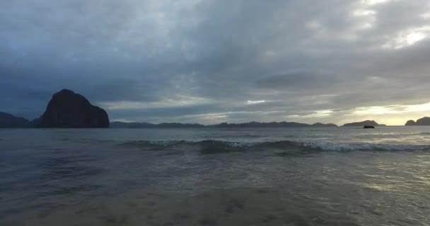 Κύμα της θάλασσας στην παραλία ηλιοβασίλεμα — Αρχείο Βίντεο