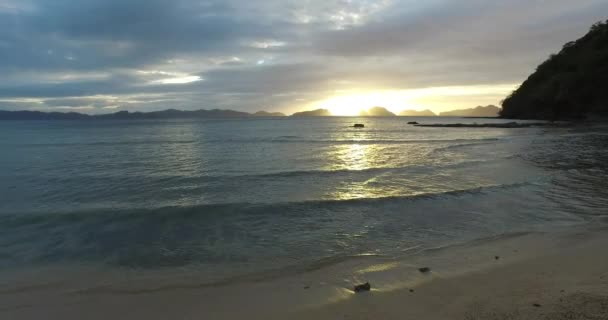 Onda do mar na praia do por do sol — Vídeo de Stock