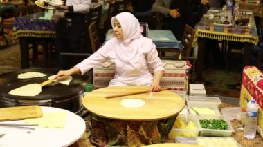 Ekmeği, yol kenarına yerleştirilen bir Türk restauran pişirme