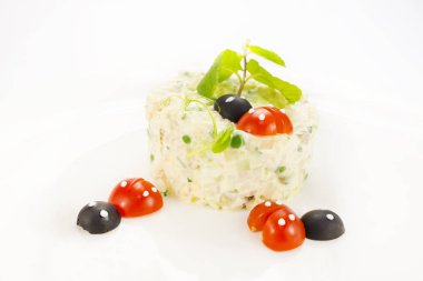 Olivier ile domates süslüdür