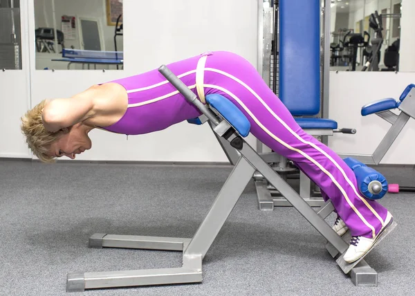 Compétitions de culturisme féminin dans la salle de gym — Photo