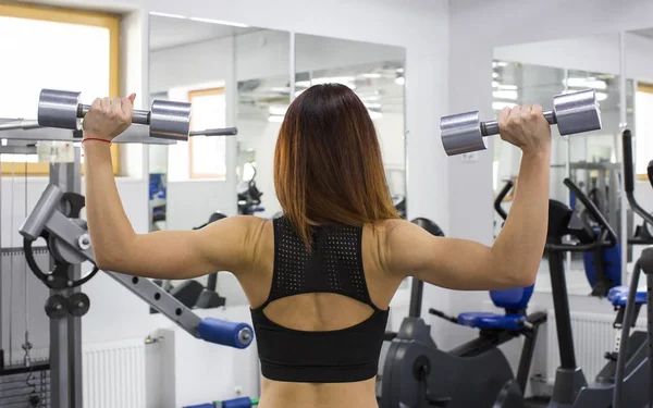 Chica se dedica a los deportes — Foto de Stock