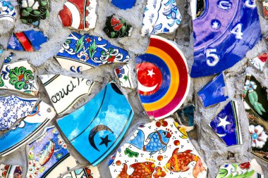 kırık seramik plakalar ile duvar