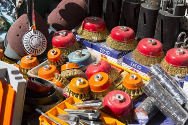 Bir sokak pazar yedek parçaları ve araçları