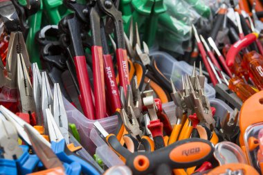 Bir sokak pazar yedek parçaları ve araçları