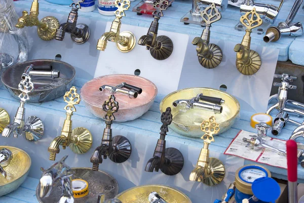 Een straat markt voor vervangingsonderdelen en gereedschappen — Stockfoto