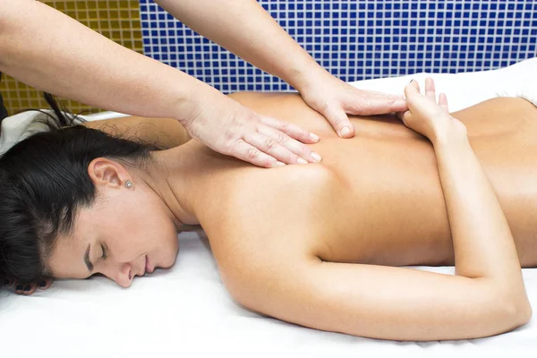 Ung flicka gör en massage — Stockfoto