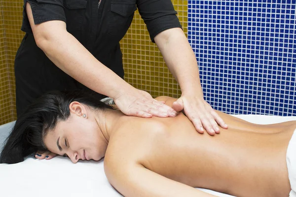Ung flicka gör en massage — Stockfoto